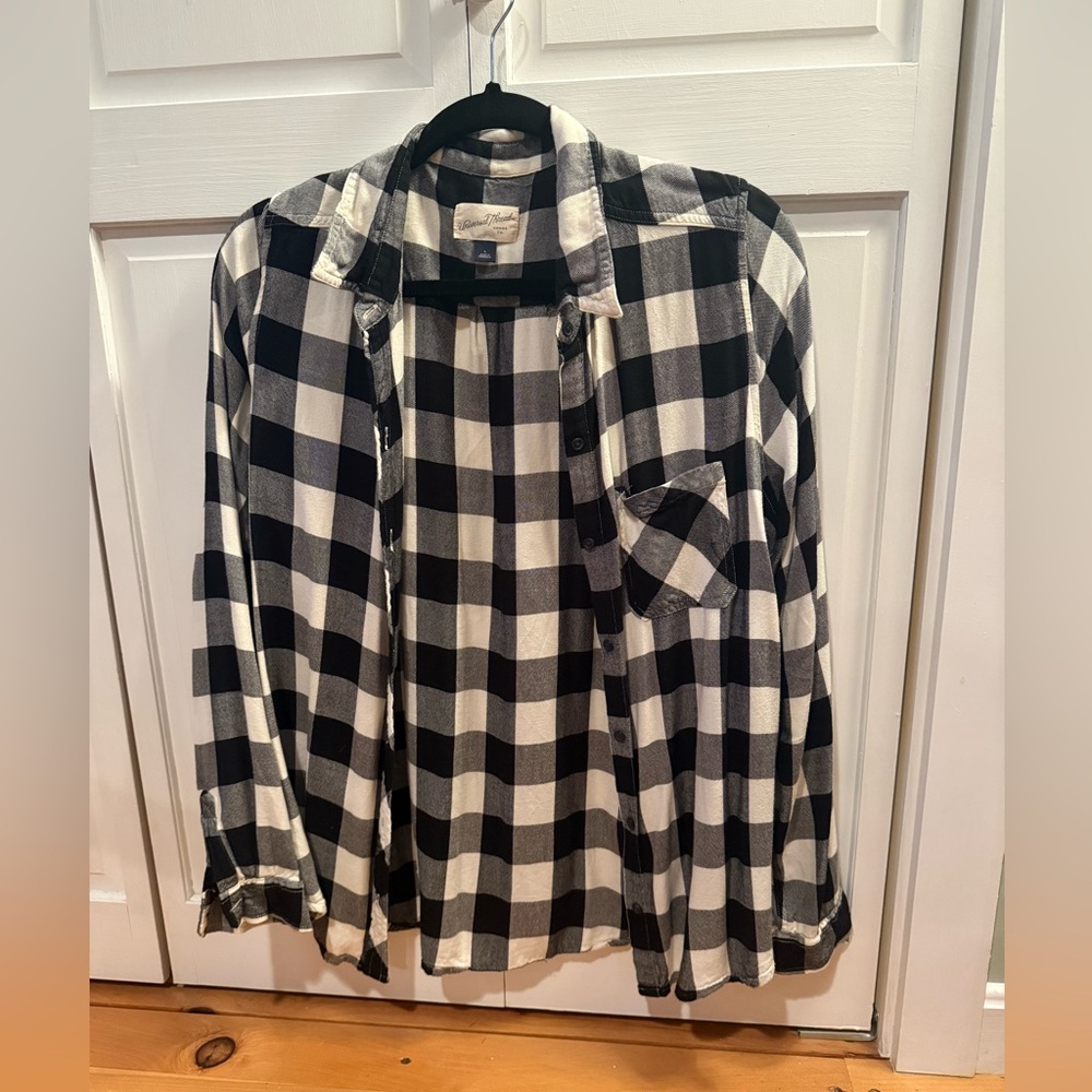 Universal Thread buffalo black white plaid Button Down Shirt L